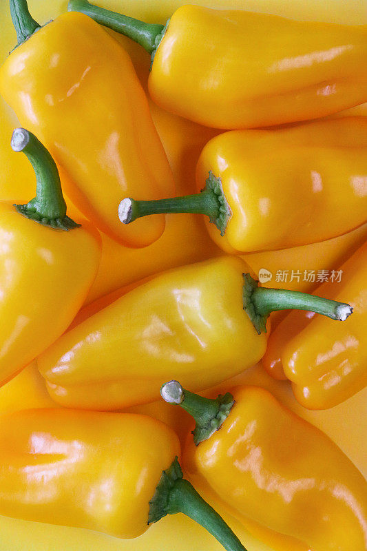 一堆黄色迷你辣椒(Capsicum annuum)的全帧图像，高架视图